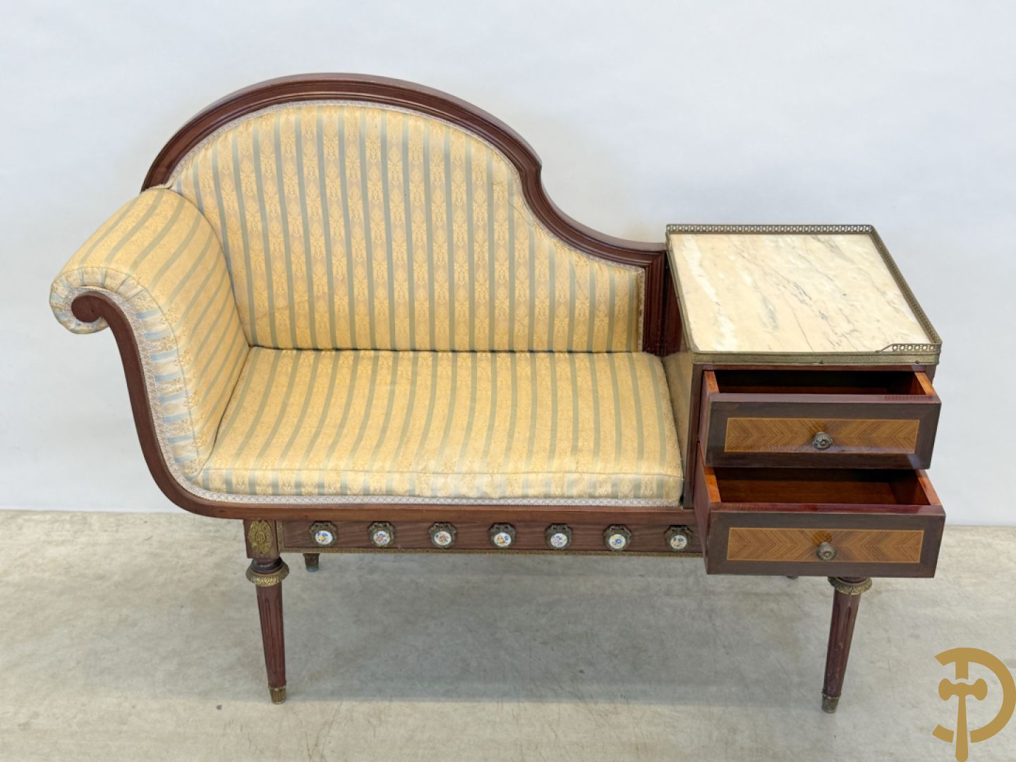 Banquette met ingebouwd bijzettafeltje bezet met porseleinen plakkettes op gecanneleerde poten