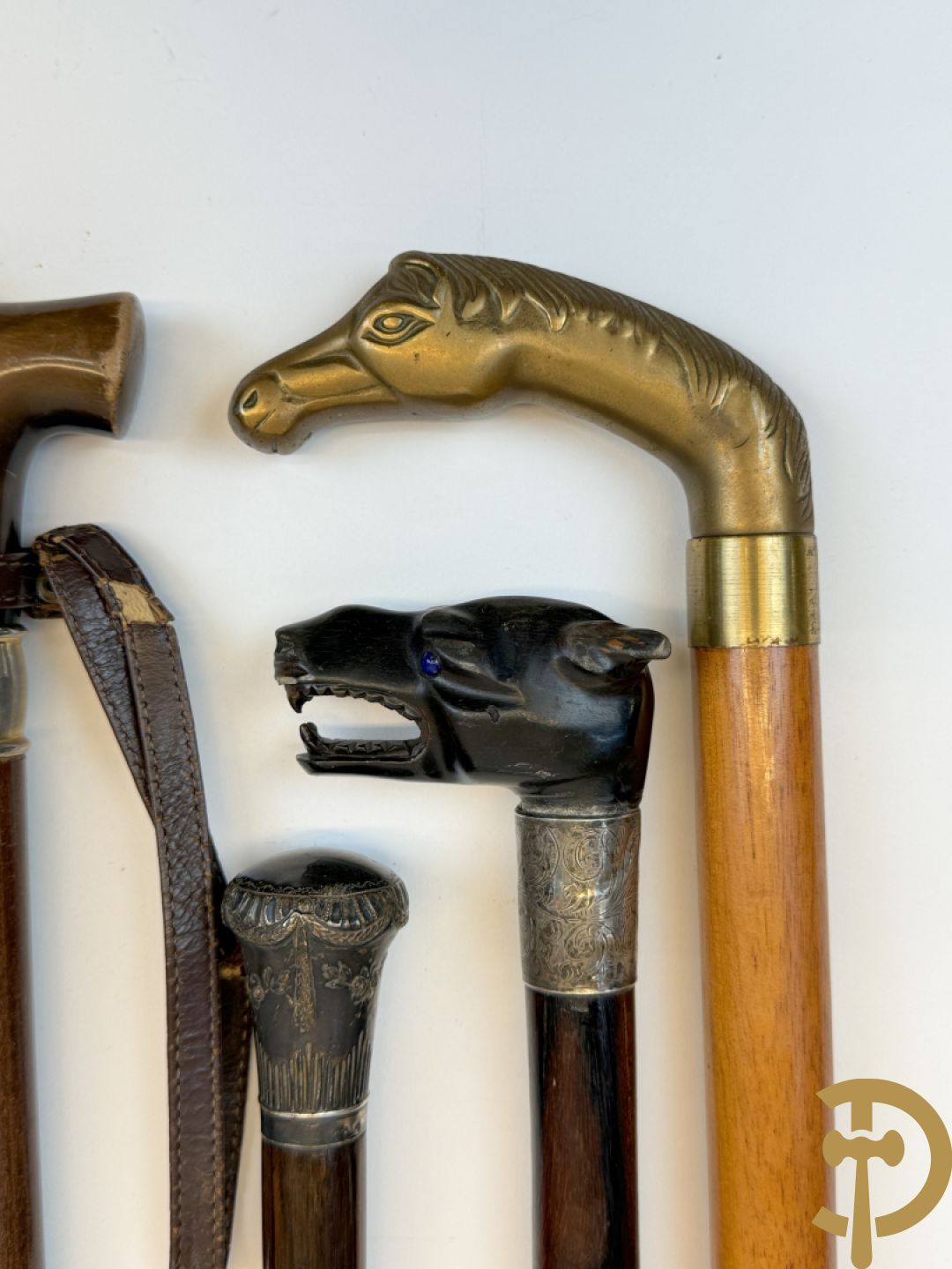 Verzameling wandelstokken met o.a. dierenhoofden en zilveren ornamenten