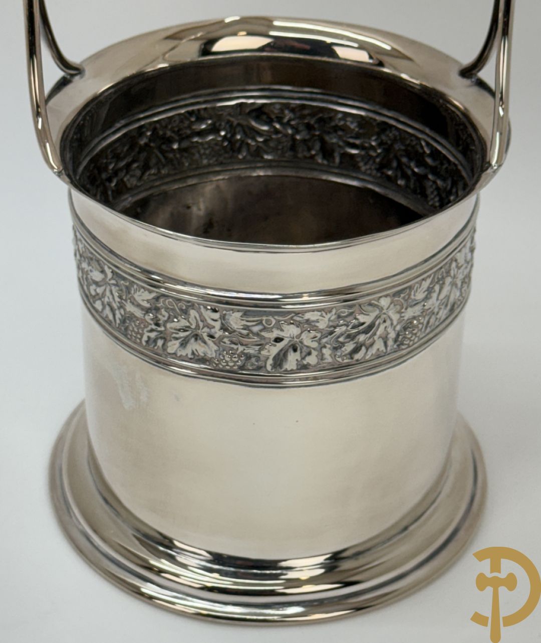 Engels verzilverd koffie- en theeset + verzilverde koekjesschaal + 2 verzilverde coupes + 2 verzilverde kandelaars + verzilverd kannetje