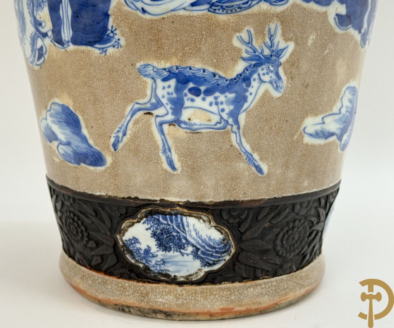 Antieke Chinese Nankin vaas met decor van wijsgeren, onderaan bezet met hert en bovenaan met pioenrozen