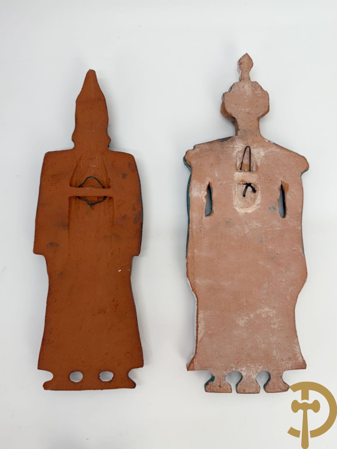 Elf keramieken basreliefs van reuzen