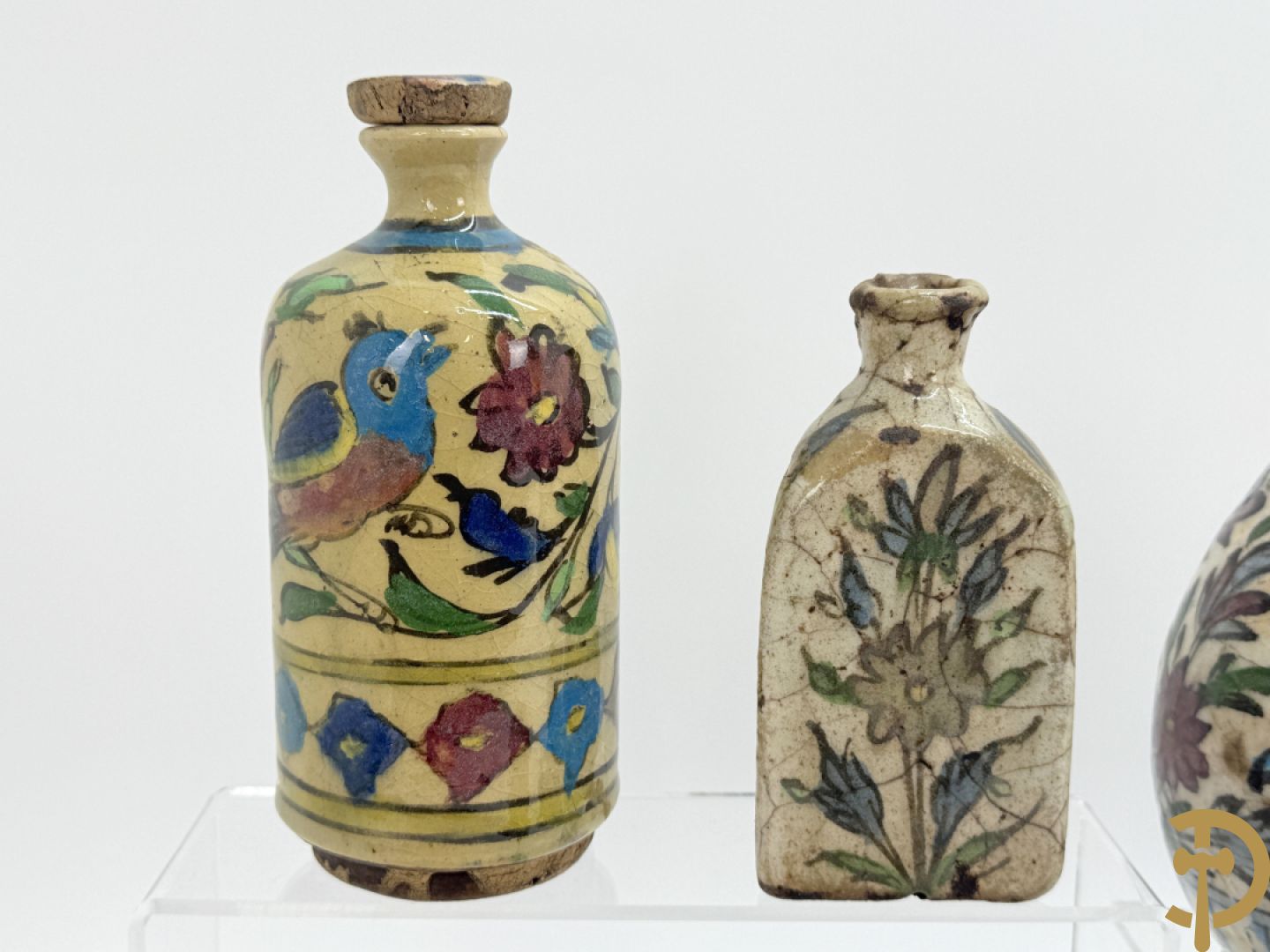 10 meerkleurige geglazuurde keramieken flesjes met decor van bloemen-en dierenmotieven, Iznik