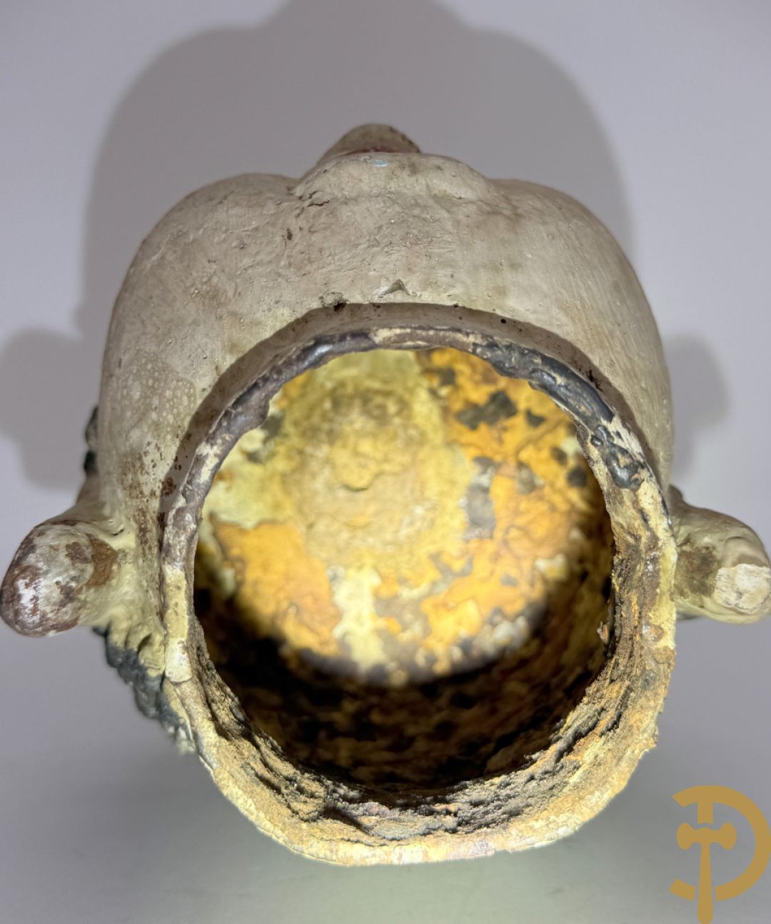 Handbeschilderd ijzeren boedhahoofd + vergulde houtgesculpteerde zittende boedha