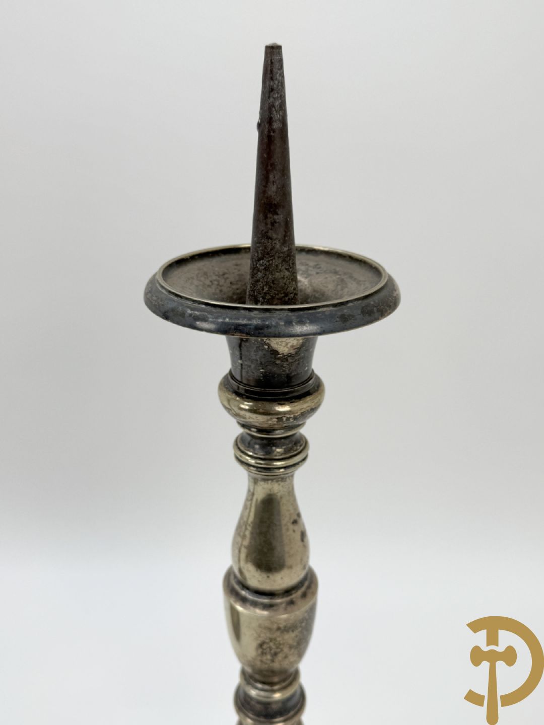 Paar antieke koperen kandelaars + paar metalen  zilverkleurige ballusterkandelaars