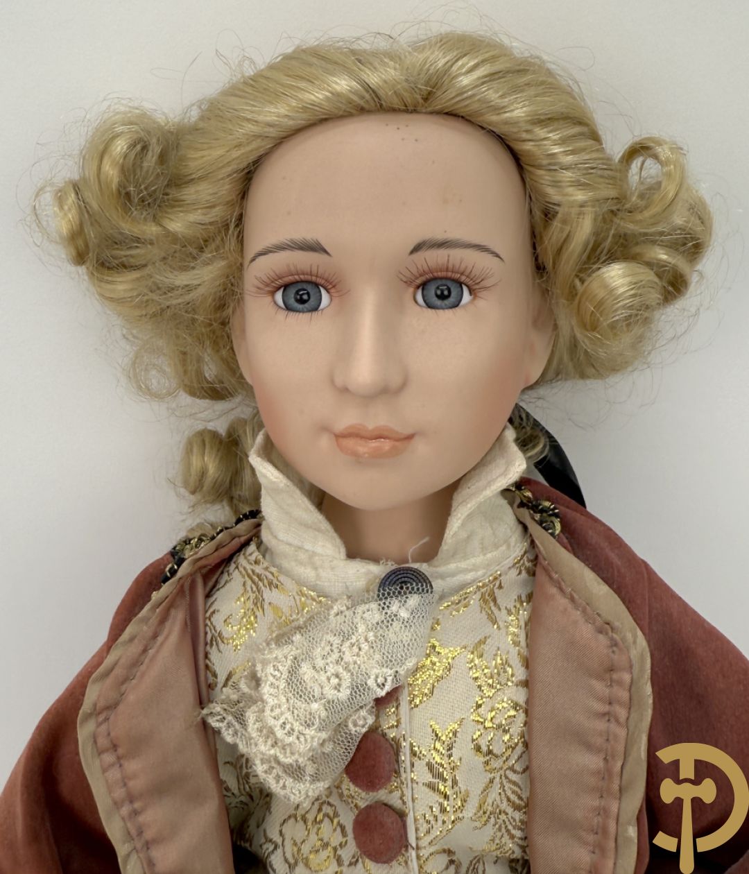 Oude pop met papier maché ledematen, gemerkt K R36/.728 + oude pop met papier maché ledematen en kantelbare oogjes + oude pop in papier maché, gemerkt Unis France 301 + oude pop in papier maché, onleesbaar gemerkt + hedendaagse pop met porseleinen ledematen + losse kleertjes