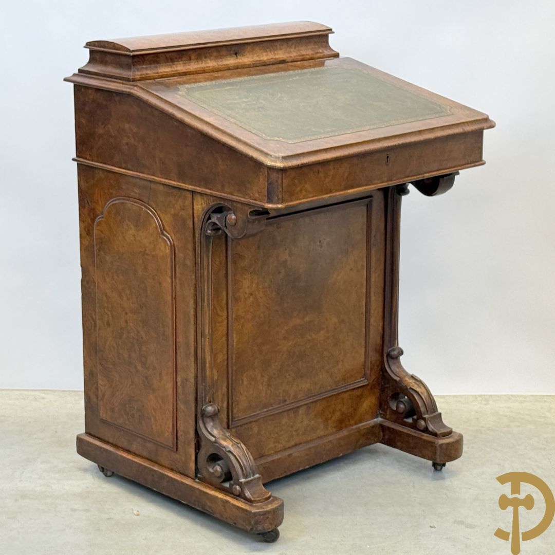 Wortelnotehouten Engels Davenportbureel met klep - zijdelings met deur en 4 ingebouwde lades