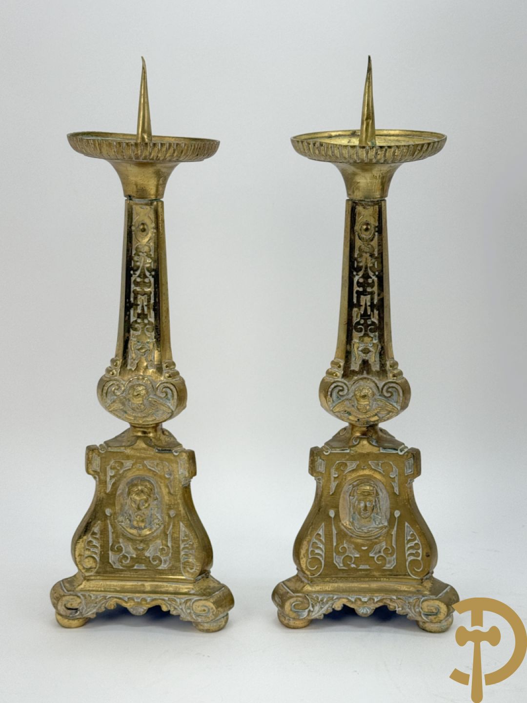 Drie paar religieuse kandelaars in brons en koper