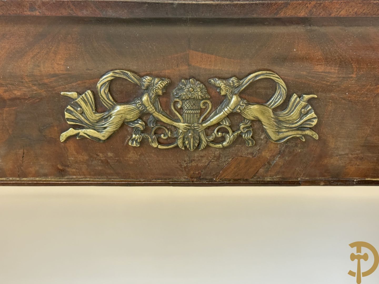 Mahoniehouten console Empire stijl met lade, op voluutvormige klauwepoten en met wit marmeren blad, 19e