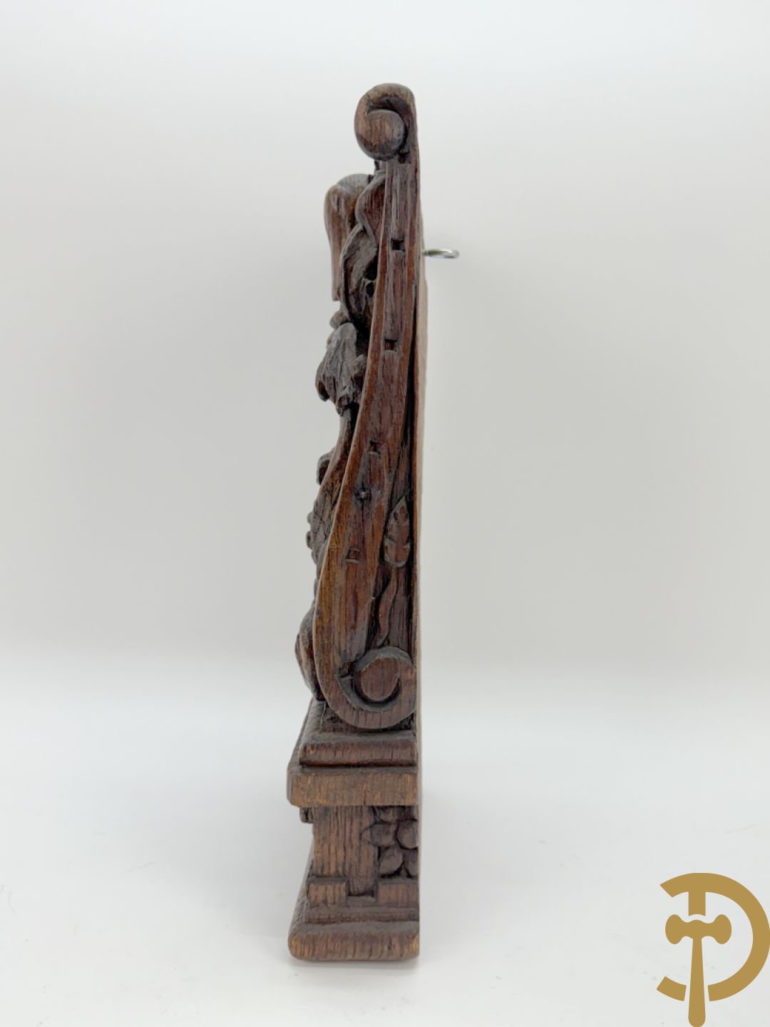 Basrelief met sculptuur van een embleem bezet met hond en harnas + houtsculptuur van heilige Jozef met kind + Madonna