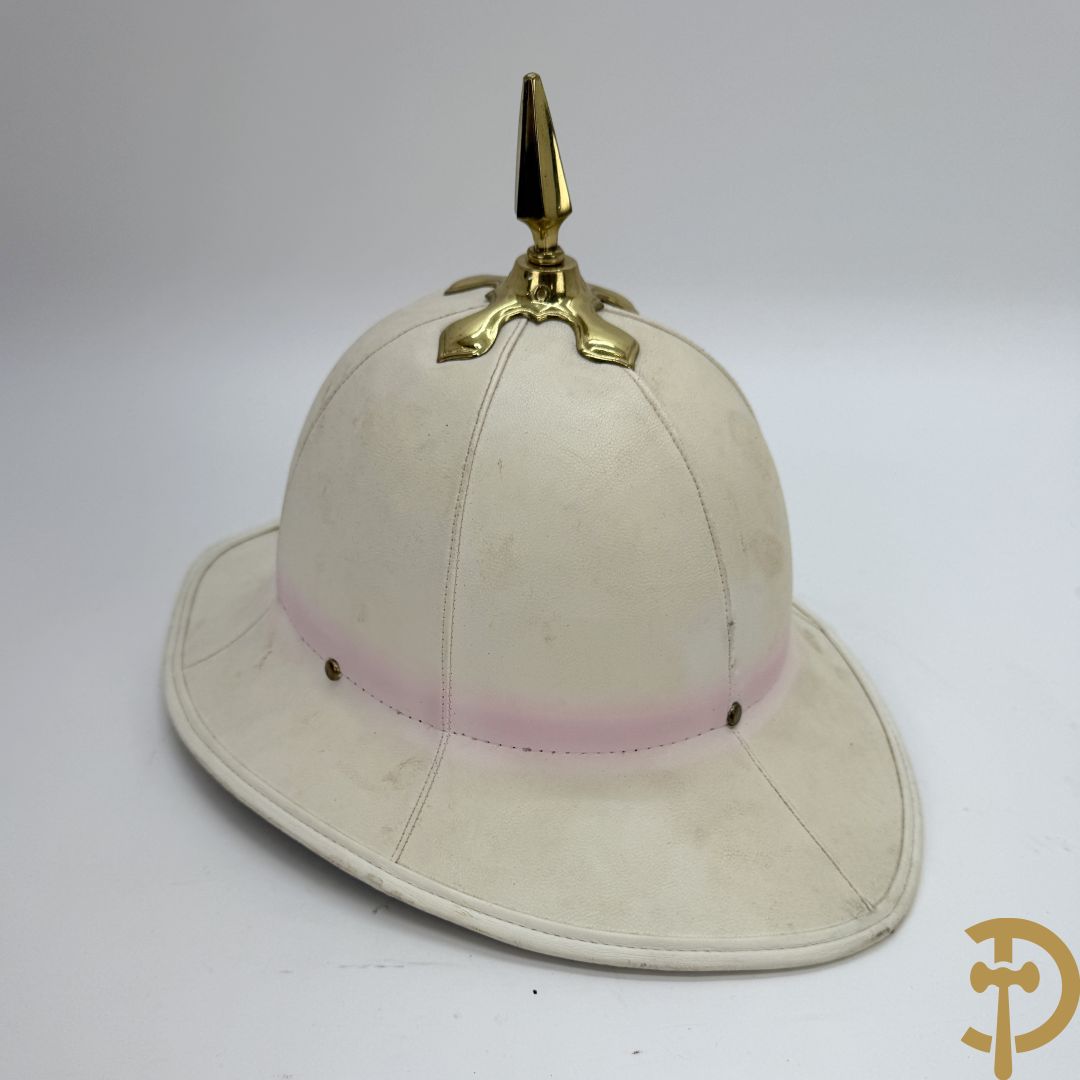 Engelse hoed pitch helm in hoedendoos, Royal Artillerie