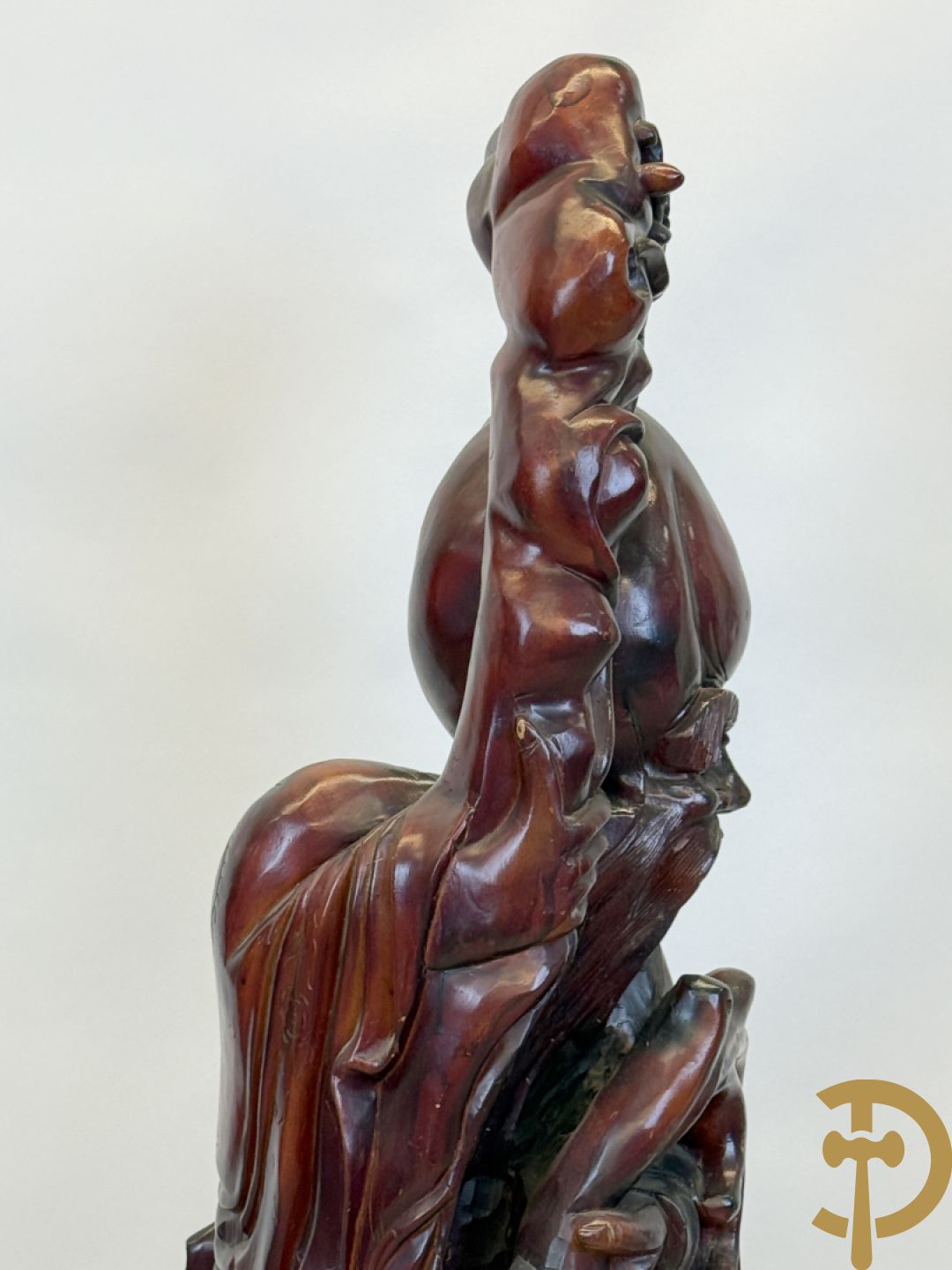 Aziatische houtsculptuur van wijsgeer met staf, vogels en kinderen