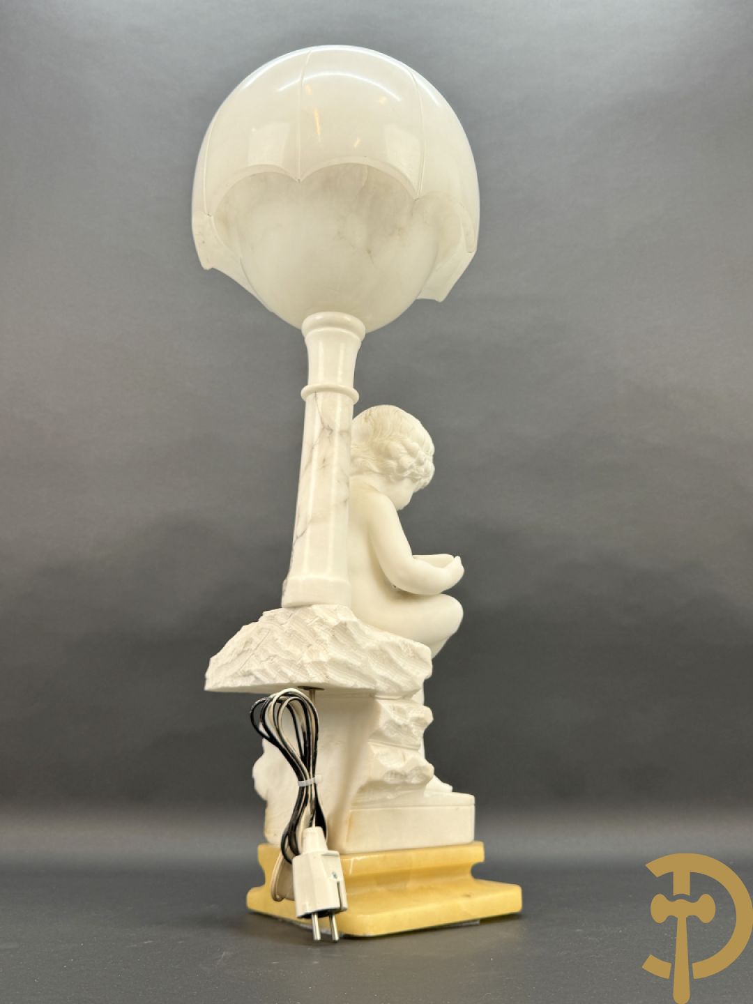 Albast beeld van jongen met boek en lamp