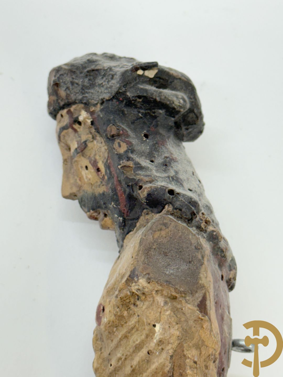 Twee Volkse houtgesculpteerde en gepolychromeerde corpussen, 18e