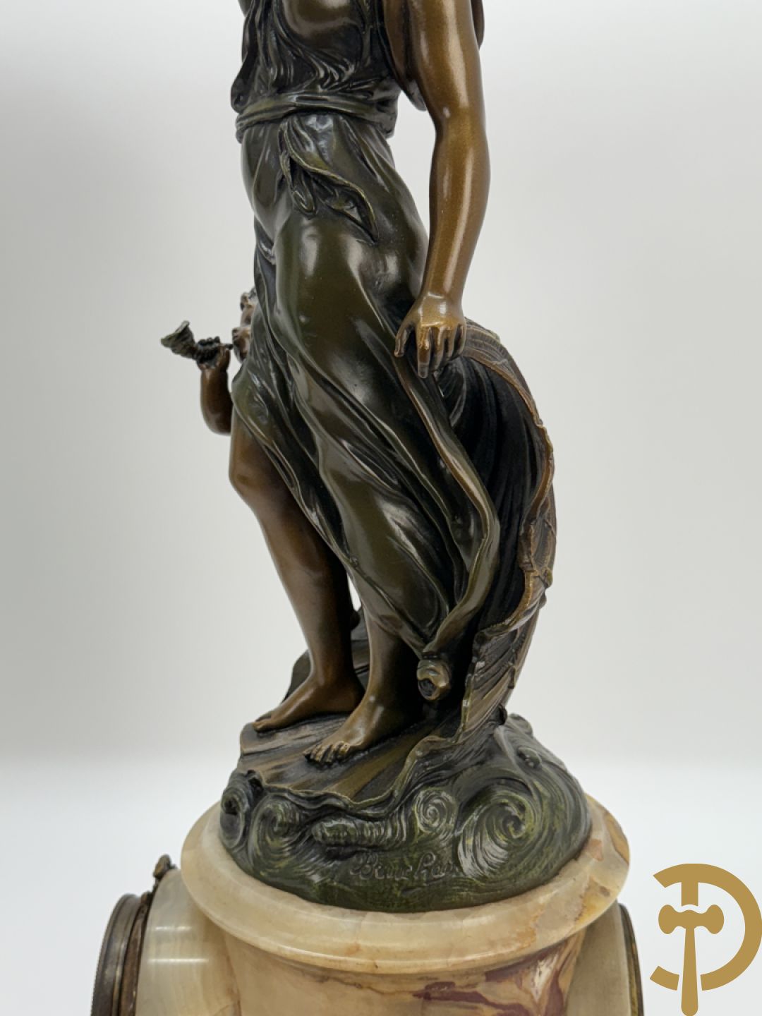 Driedelige zamak garnituur bestaande uit pendule met cupido en dame geflankeerd door paar vijfarmige kandelaars, Bruchon getekend