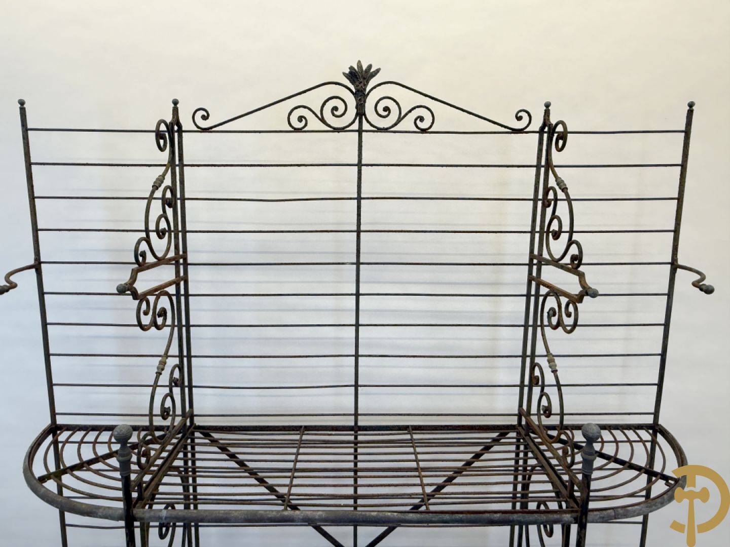 Ijzeren verweerd bakkersrek met afgeronde zijkanten