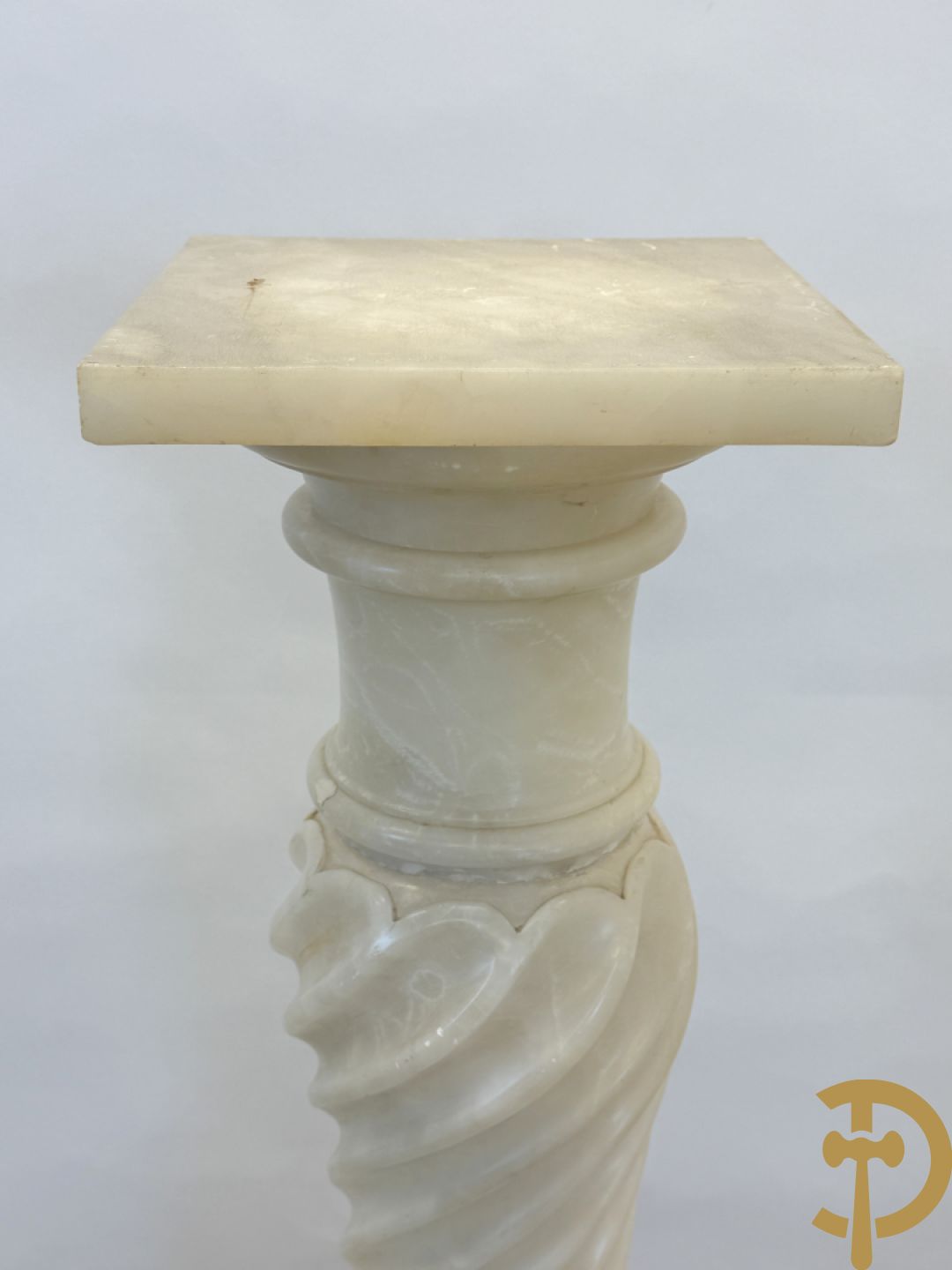 Getorste albast zuil met accanthusranken met draaibare plateau op achthoekige basis