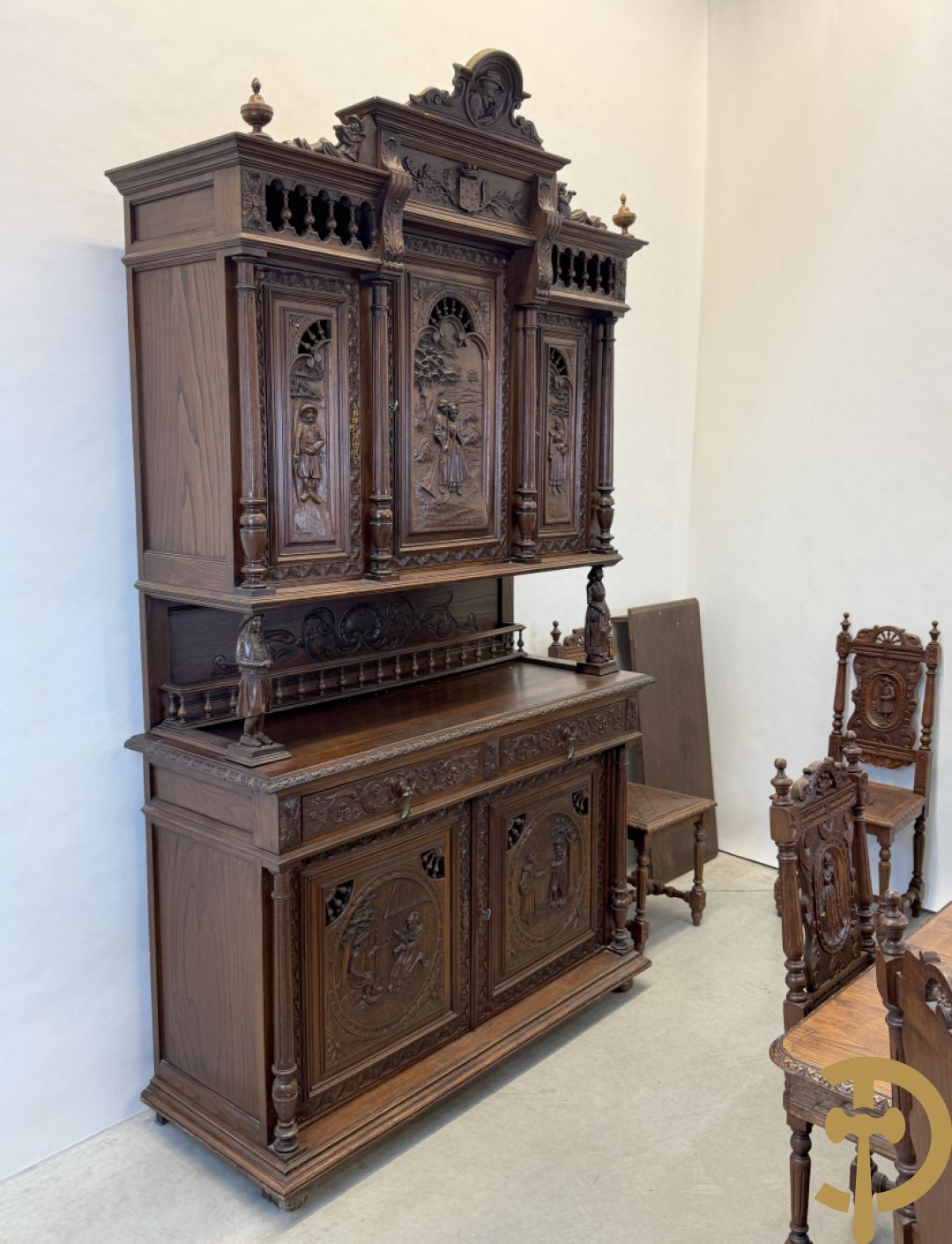 Massief eiken Bretoense eetkamer bestaande uit buffet met 3 deuren boven, 2 deuren onder, lades midden en gesculpteerde geanimeerde scènes + desserte + uittrekbare tafel + 6 stoelen + extra allonge