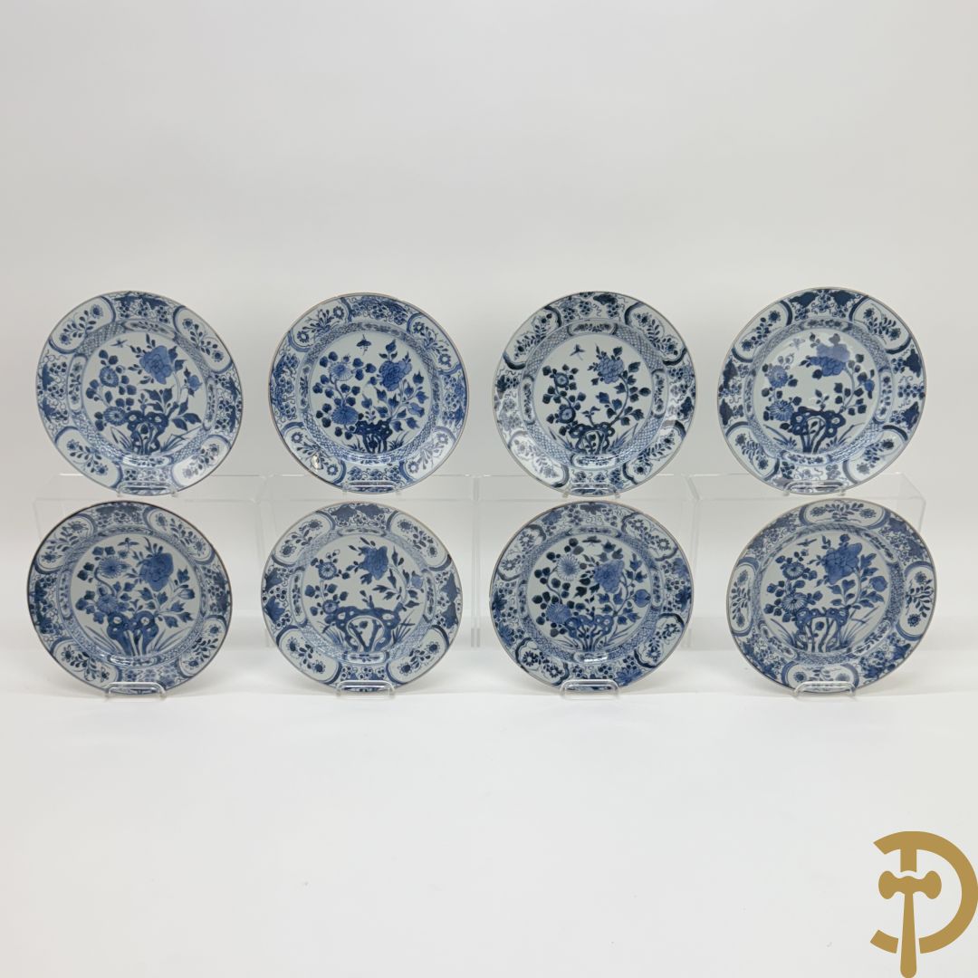 Acht Chinese porseleinen blauw/wit bordjes met bloemendecor, Kangxi