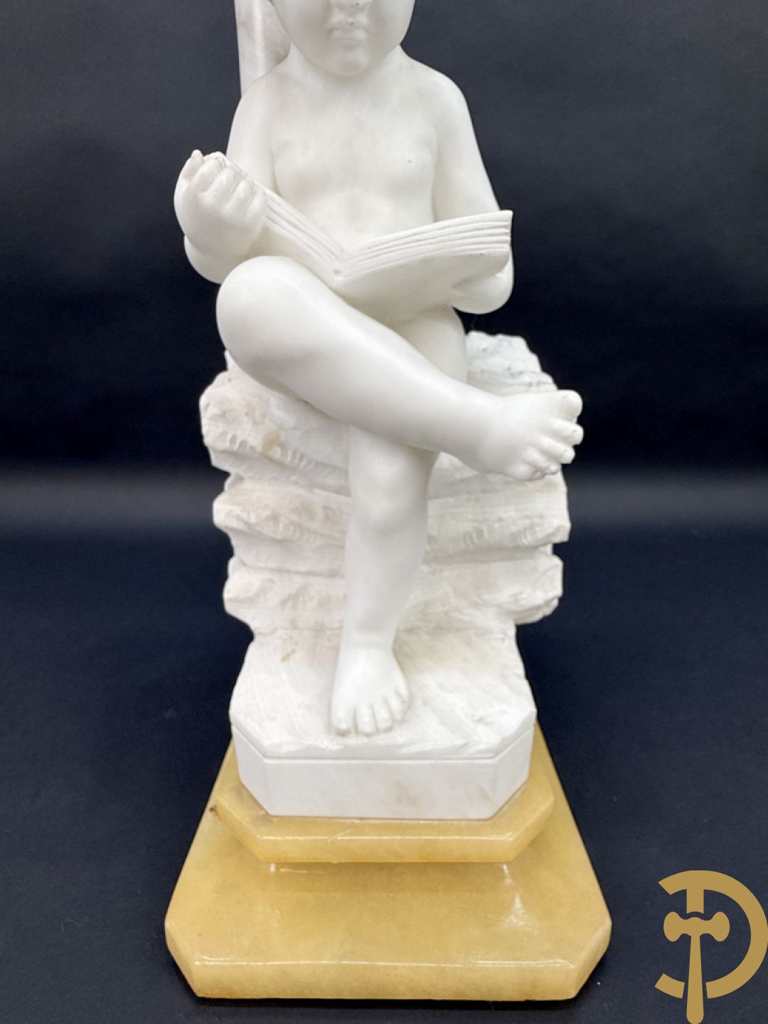 Albast beeld van jongen met boek en lamp