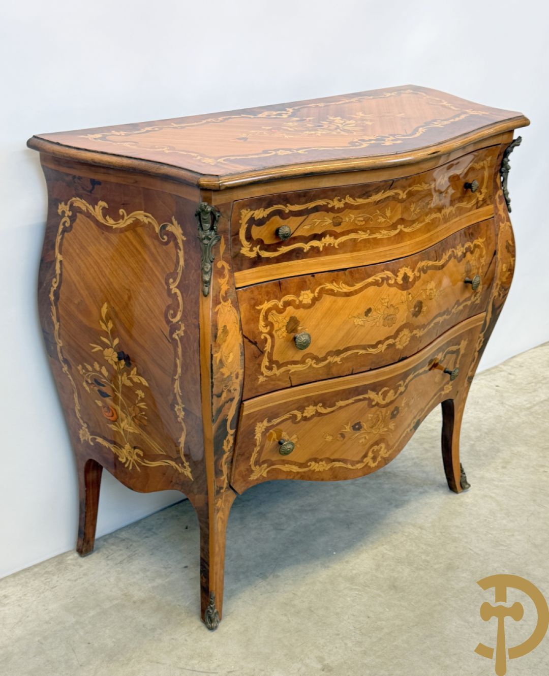 Gegalbeerde notelaren drieladencommode met bloemenmarquetterie