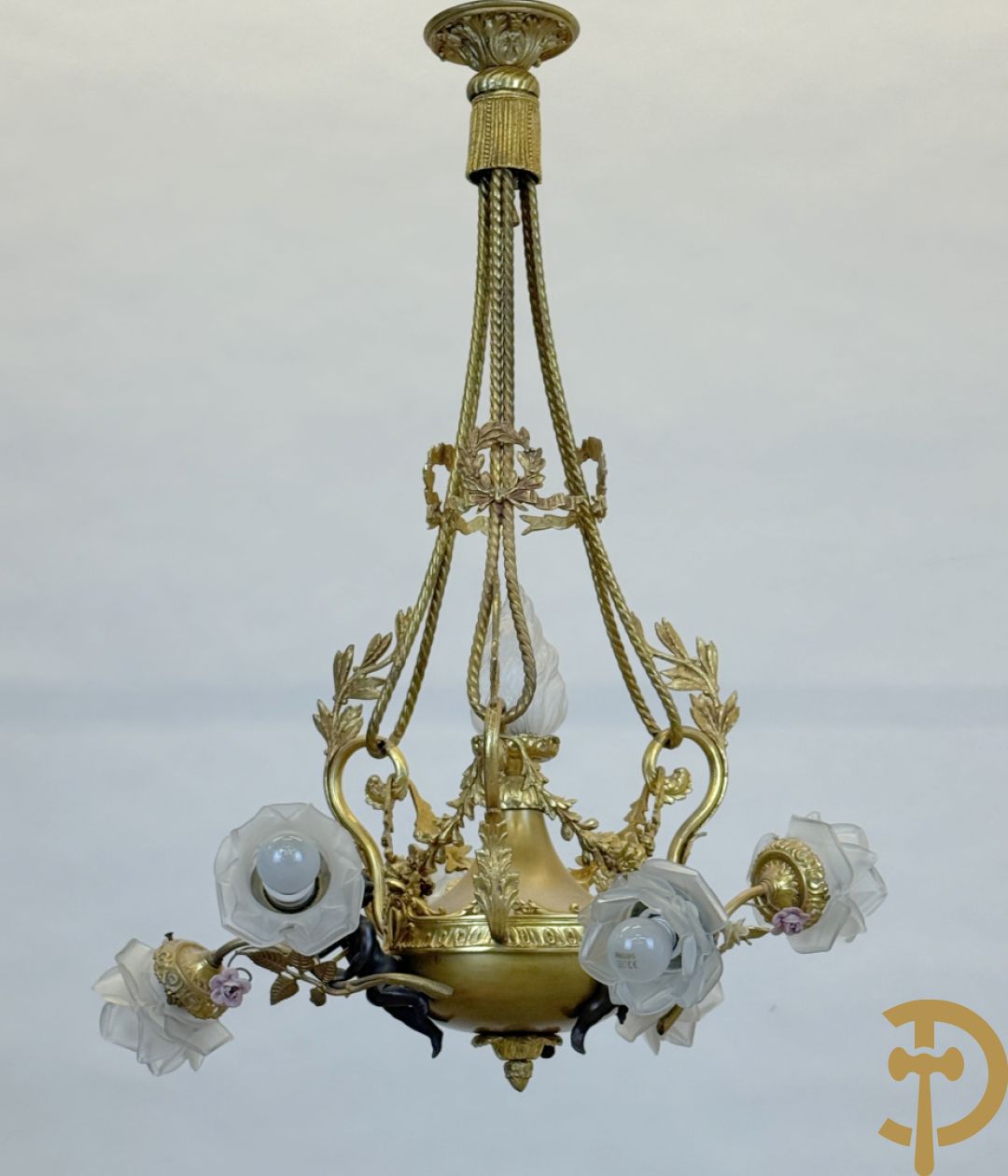 Vuurvergulde bronzen luchter met 3 armen bezet met cupido