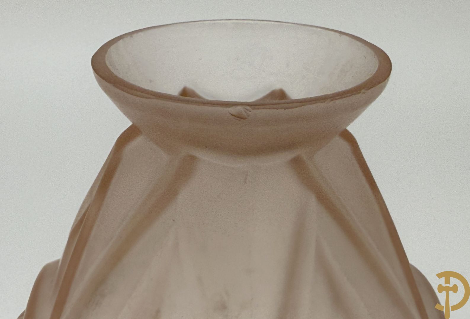 Geperste glazen Art deco vaas, Scailmont H.H. gemerkt  (Henri Heemkerk) + pique fleur in geperst glas met bloemenmotieven Scailmont gemerkt