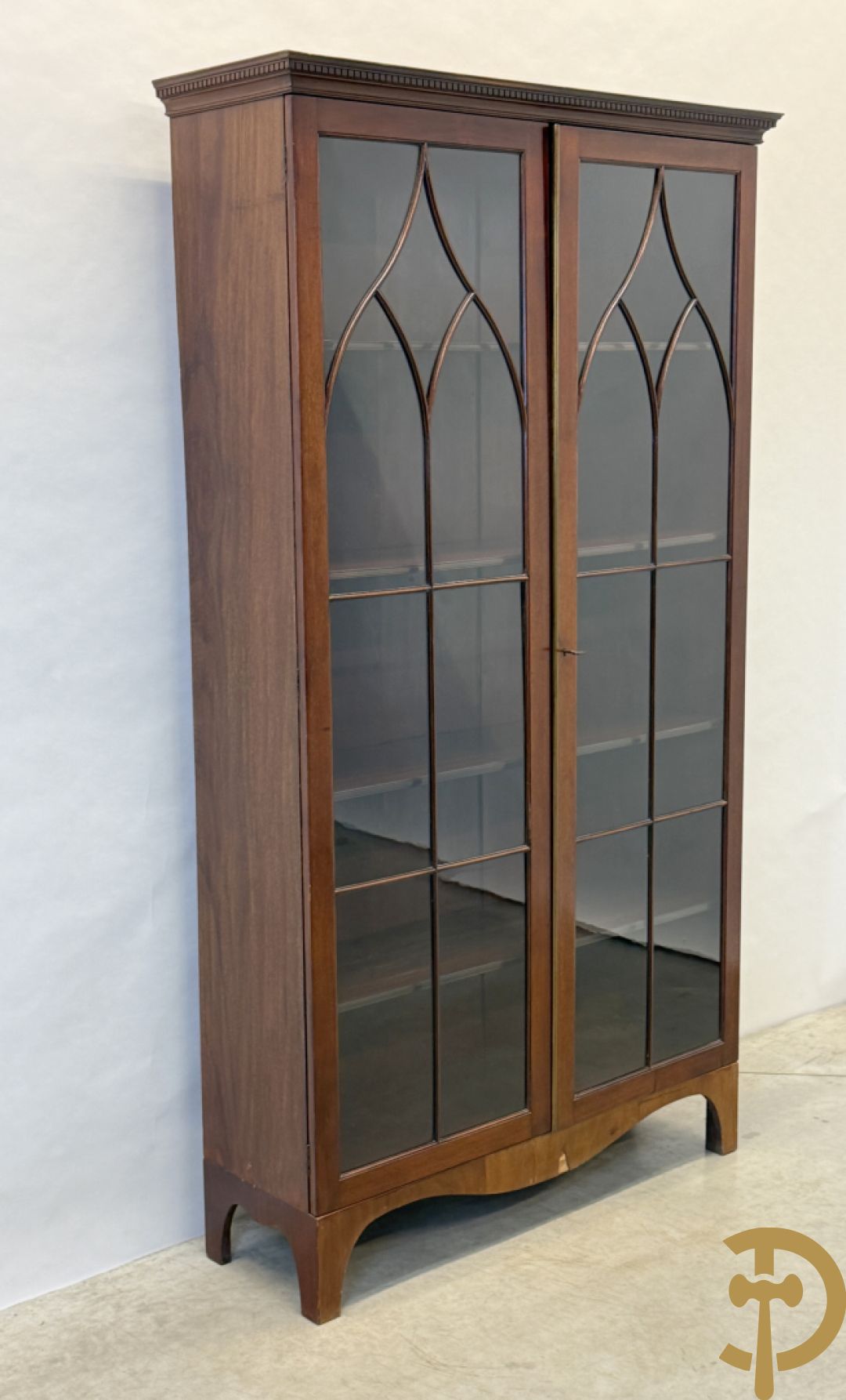 Paar Engelse mahoniehouten vitrines met legbanken