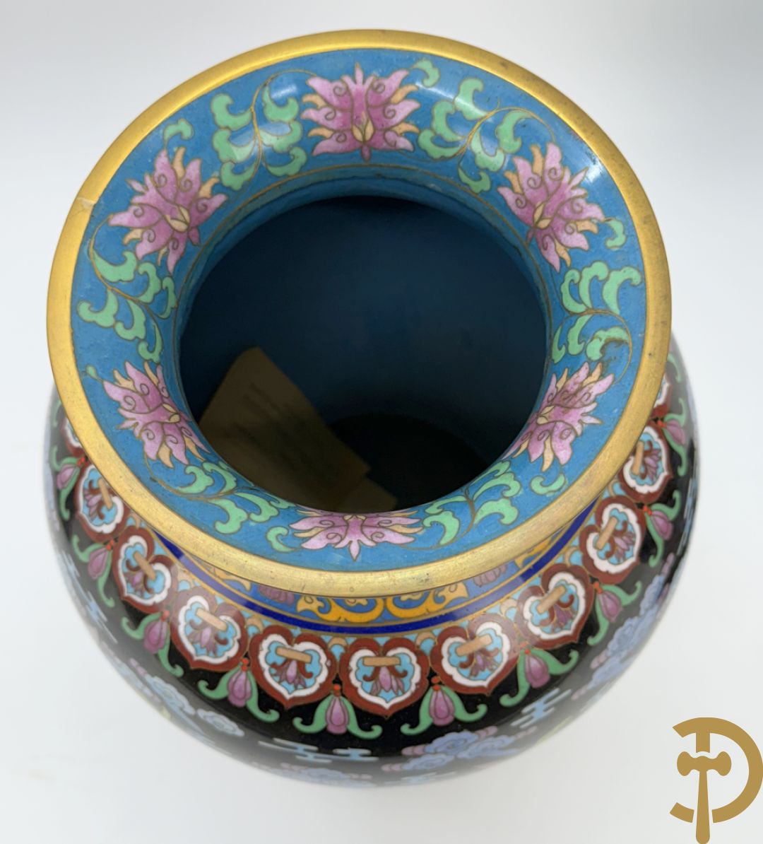 Paar cloisonévazen met bloemen en vogeldecor op zwarte fond - op houten sokkel