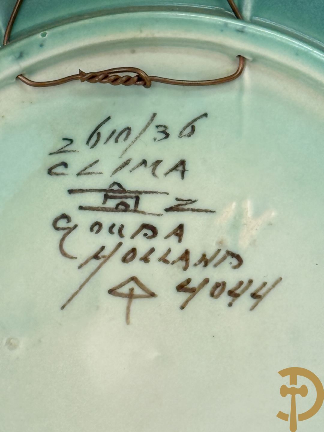 Drie borden in meerkleurige Gouda faience + kandelaar in Gouda faience + 2 vazen in Gouda + bonbonnière Gouda + vaasje Bergen