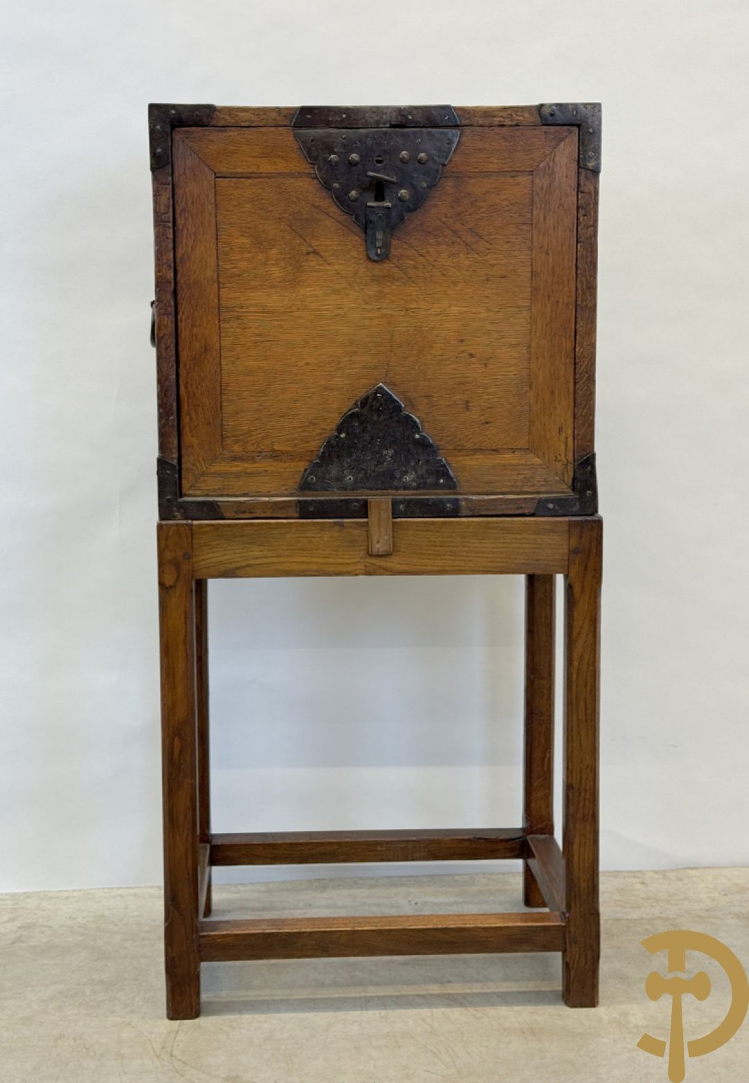 Massief eiken klapsecretaire op onderstel - interieur met lades en zijdelings met handvaten