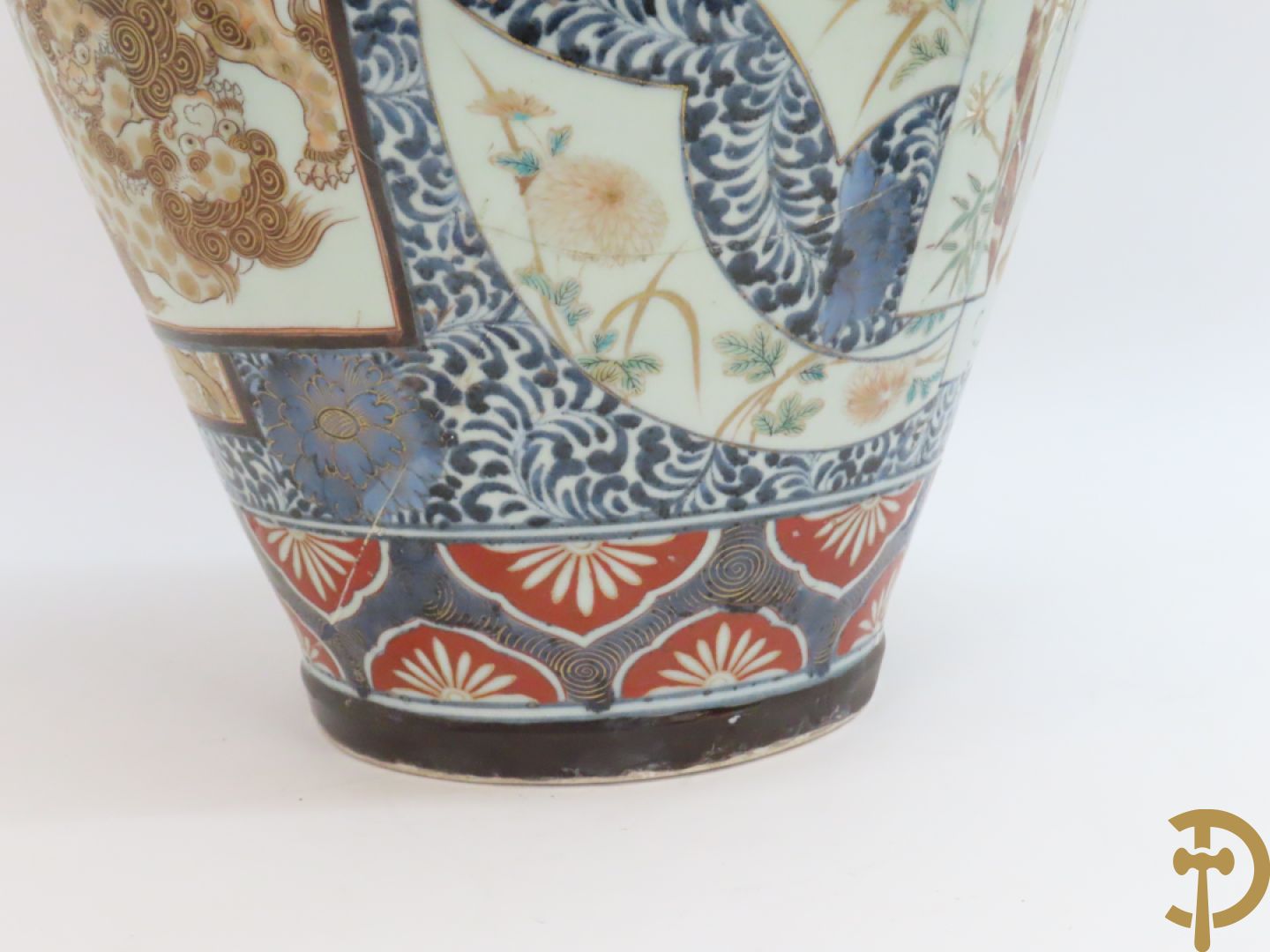 Grote Japanse Imari dekselpotiche bezet met fo hond en natuurtaferelen