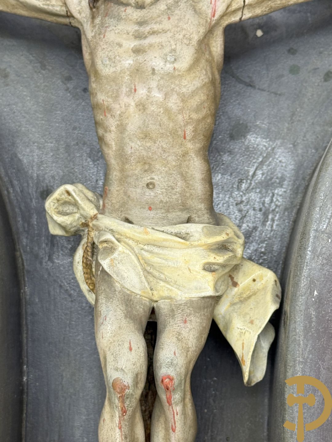 Houtgesculpteerde en gepolychromeerde Christus aan het kruis in openklapbaar gespolychromeerd kastje