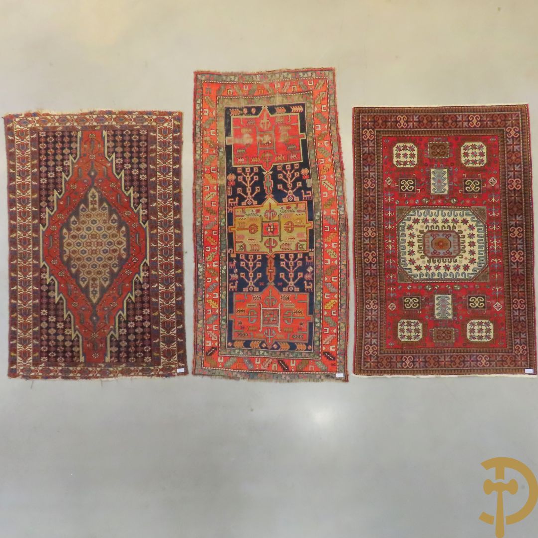 Drie oosterse handgeknoopte tapijten Kaukasus