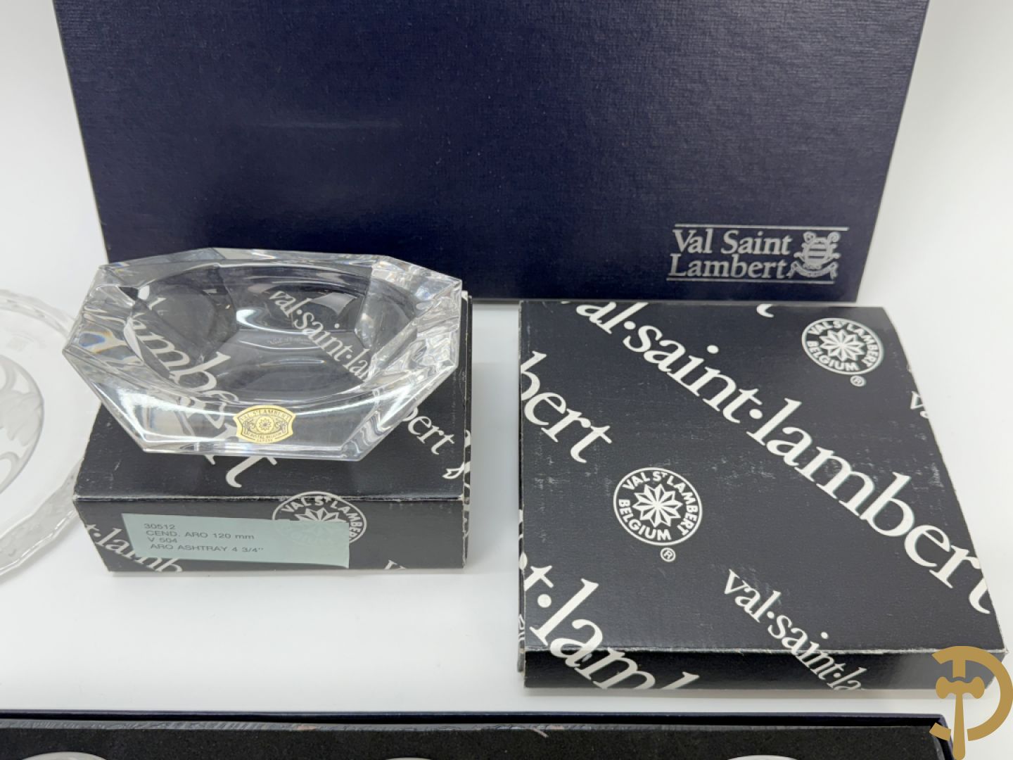 Twee x zes onderzetschaaltjes voor glazen + onderzetschaal voor fles + 4 Val-Saint-Lambert asbakken + blauwe geperste coupe Val-Saint-Lambert met vogeldecor + asbak Daum Nancy