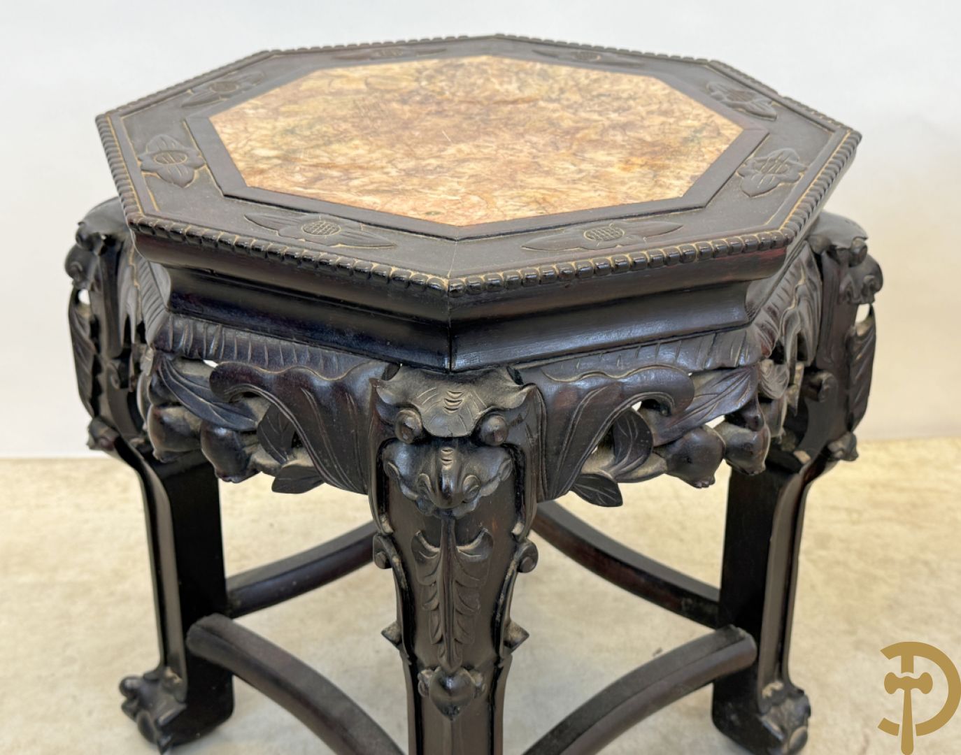 Paar achthoekige hardhouten Chinese sokkels met fo-honden en bloemendecoratie