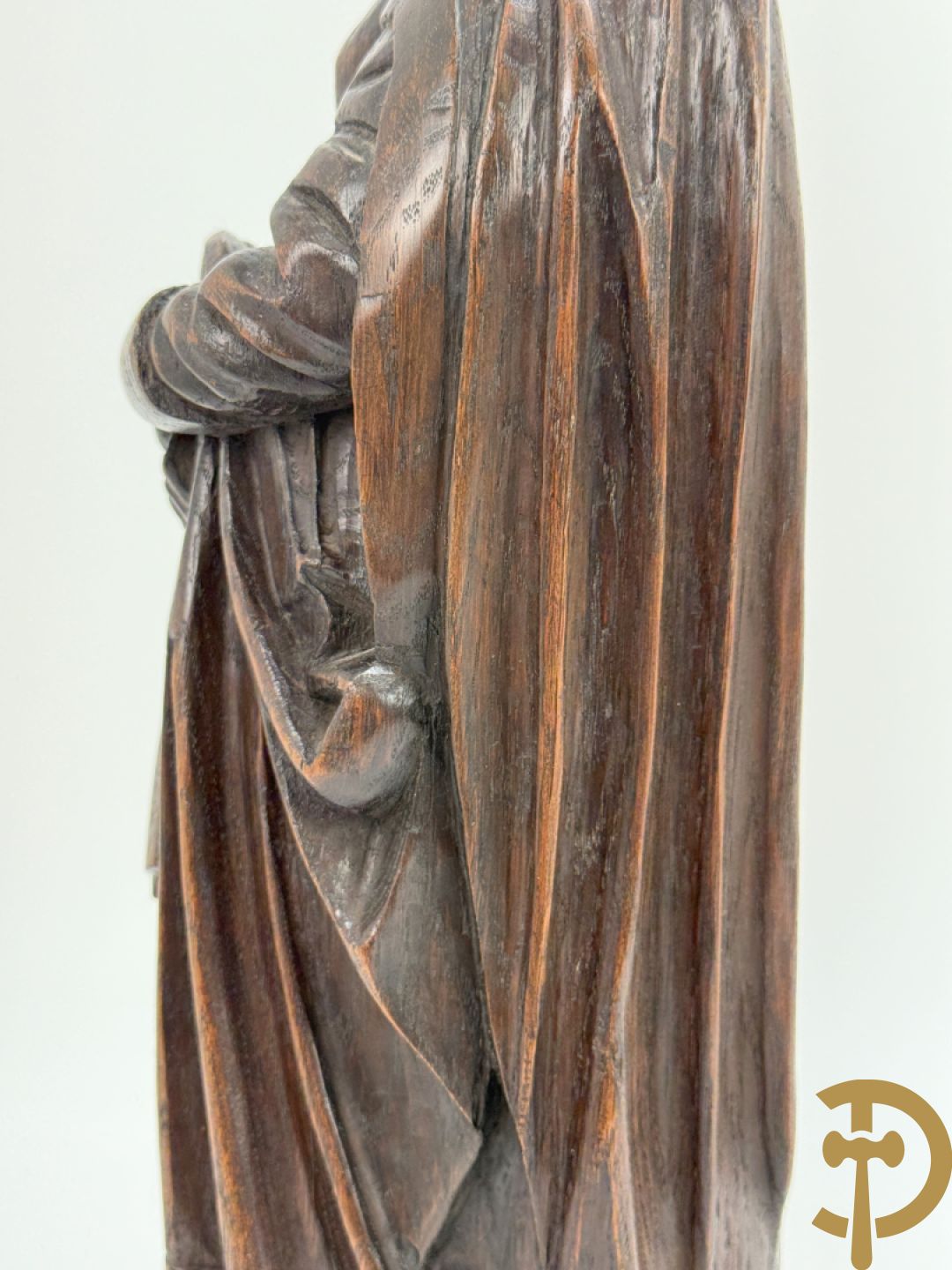 Houtgesculpteerd beeld van dame Pleurans