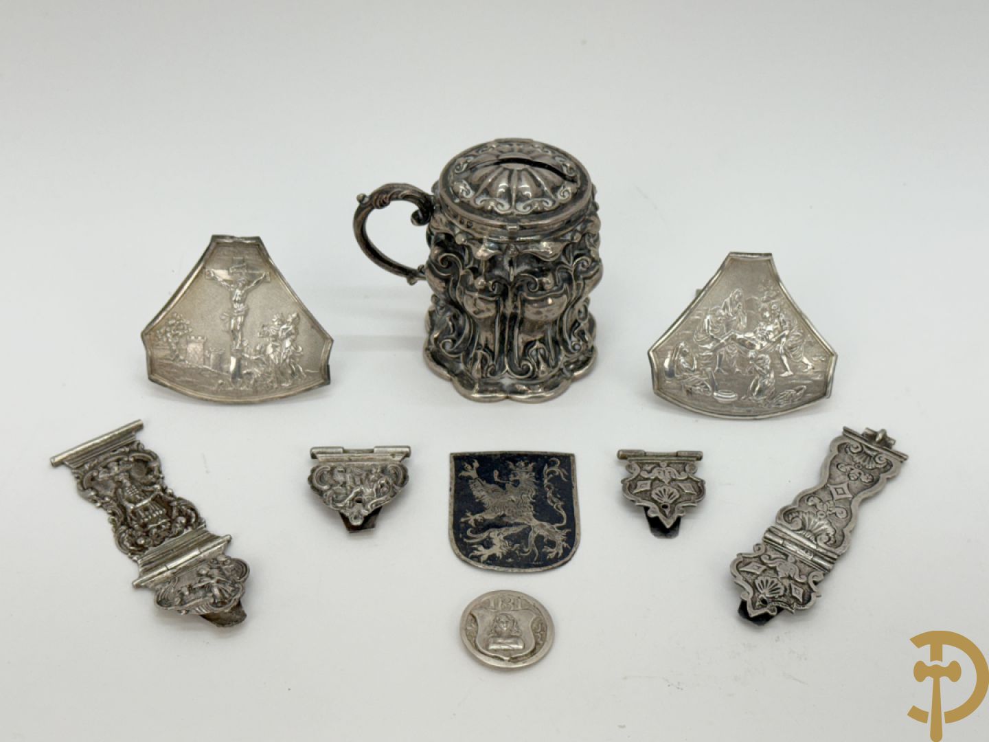 Massief zilveren collectenbus, 2 statieplakkettes, 2 slotjes van boek, wapenschild, penning