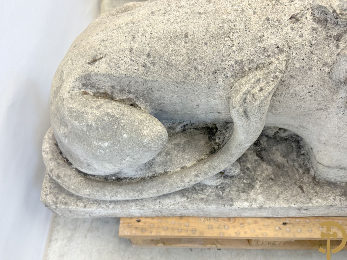 Paar betonnen tuinbeelden van leeuwen