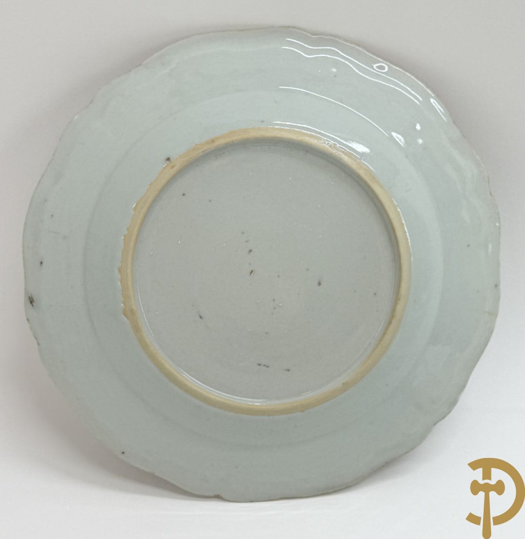 Negen Famille rose bordjes w.o. zes plat gekartelde, 1 diep gekartelde en 2 vlakke met bloementaferelen