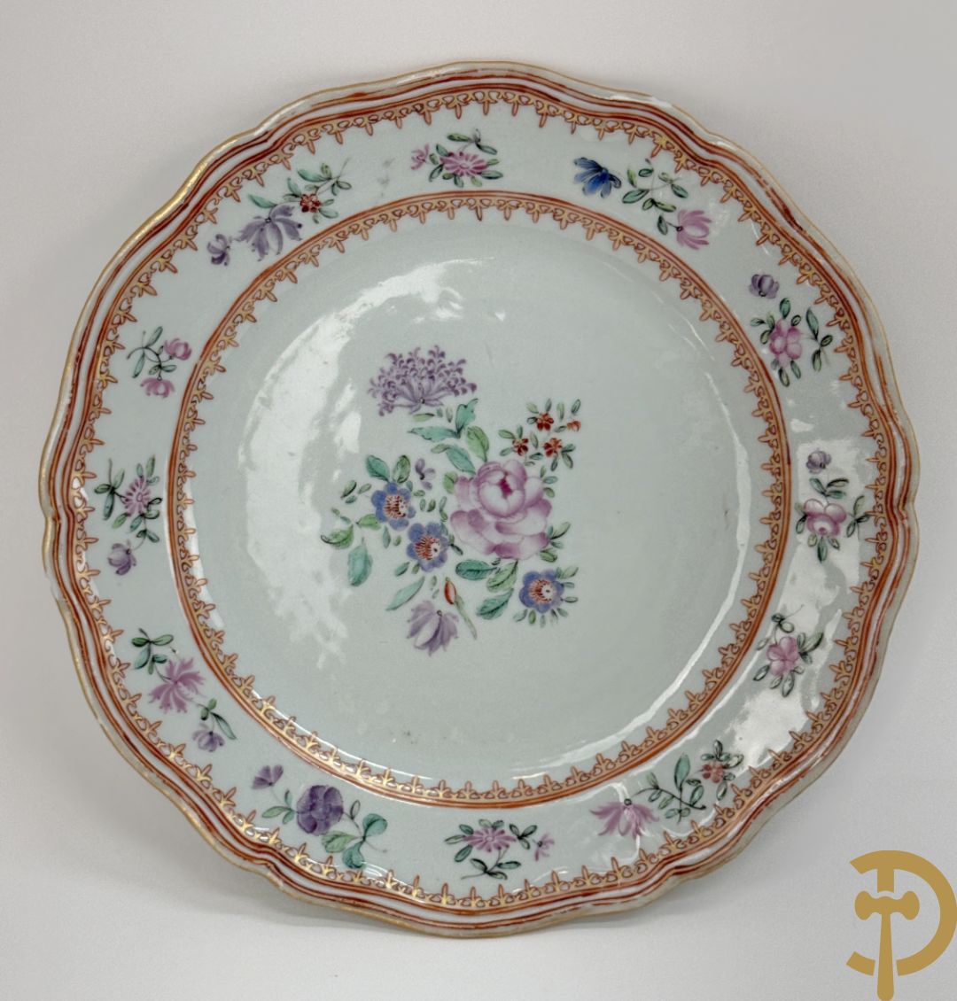 Negen Famille rose bordjes w.o. zes plat gekartelde, 1 diep gekartelde en 2 vlakke met bloementaferelen