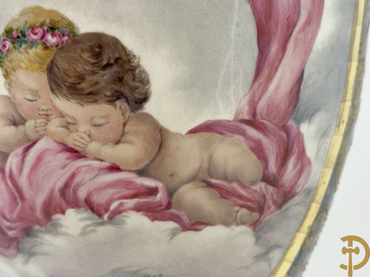 Paar Sèvres stijl vazen met bronzen oren en éénzijdig decor van cupido