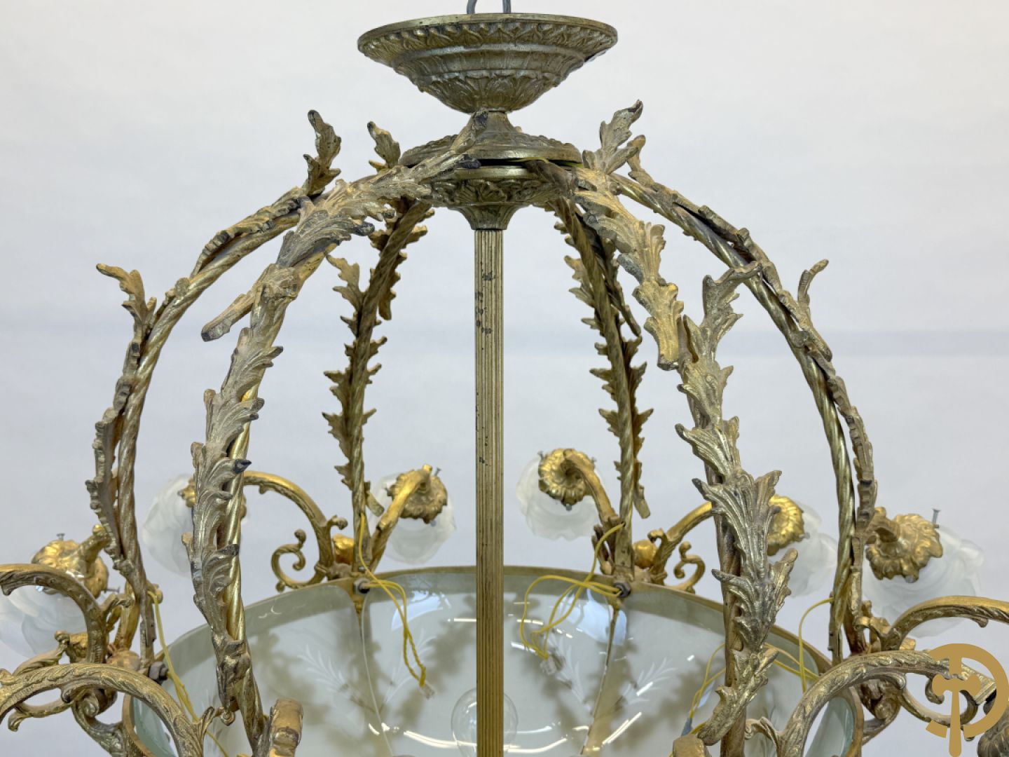 Bronzen ronde luchter met 12 lichtpunten en roosjes