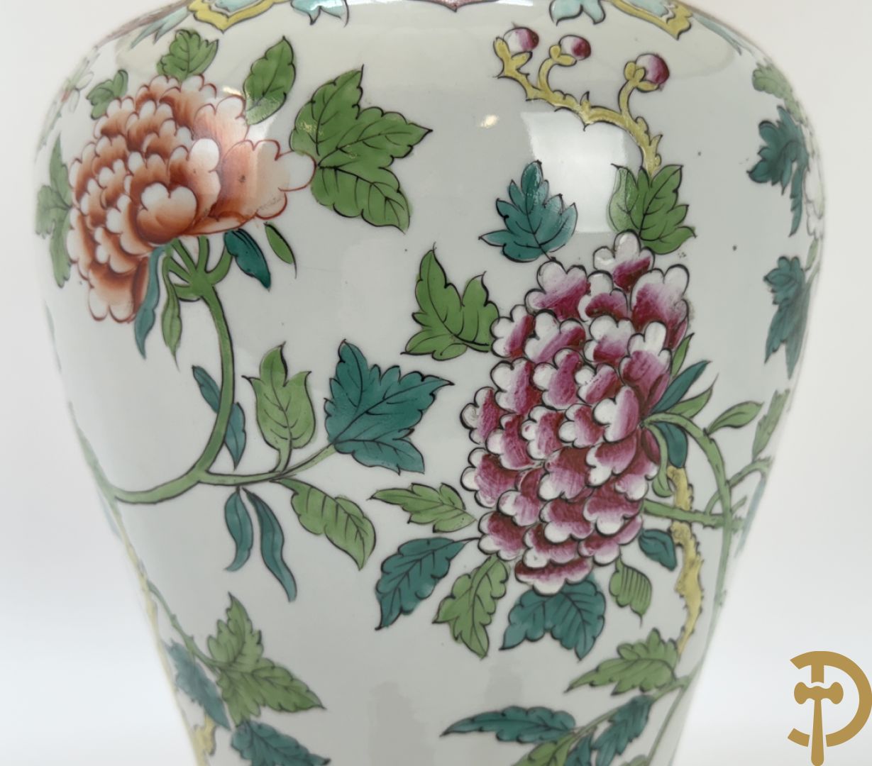 Porseleinen vaas met decor van vogels en pioenrozen, Samson, gemonteerd als lampadaire