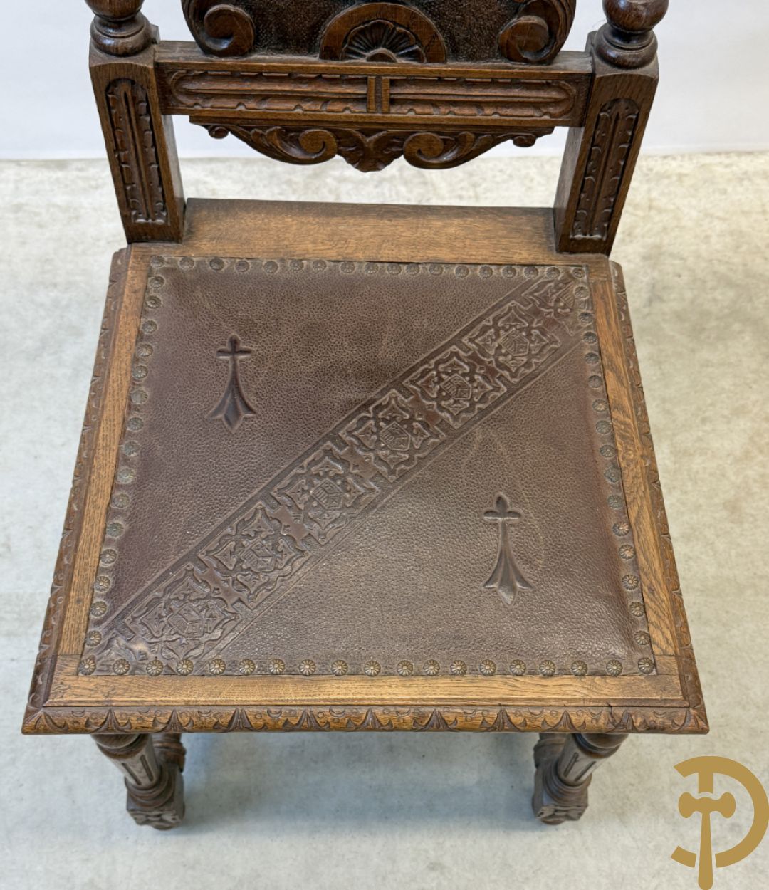 Massief eiken Bretoense eetkamer bestaande uit buffet met 3 deuren boven, 2 deuren onder, lades midden en gesculpteerde geanimeerde scènes + desserte + uittrekbare tafel + 6 stoelen + extra allonge