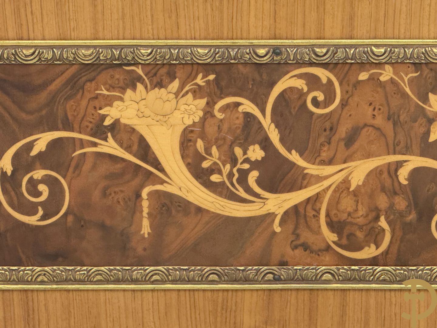 Notelaren TV/barmeubel bezet met bloemenmarquetterie en bronzen ornamenten met porseleinen plakkettes