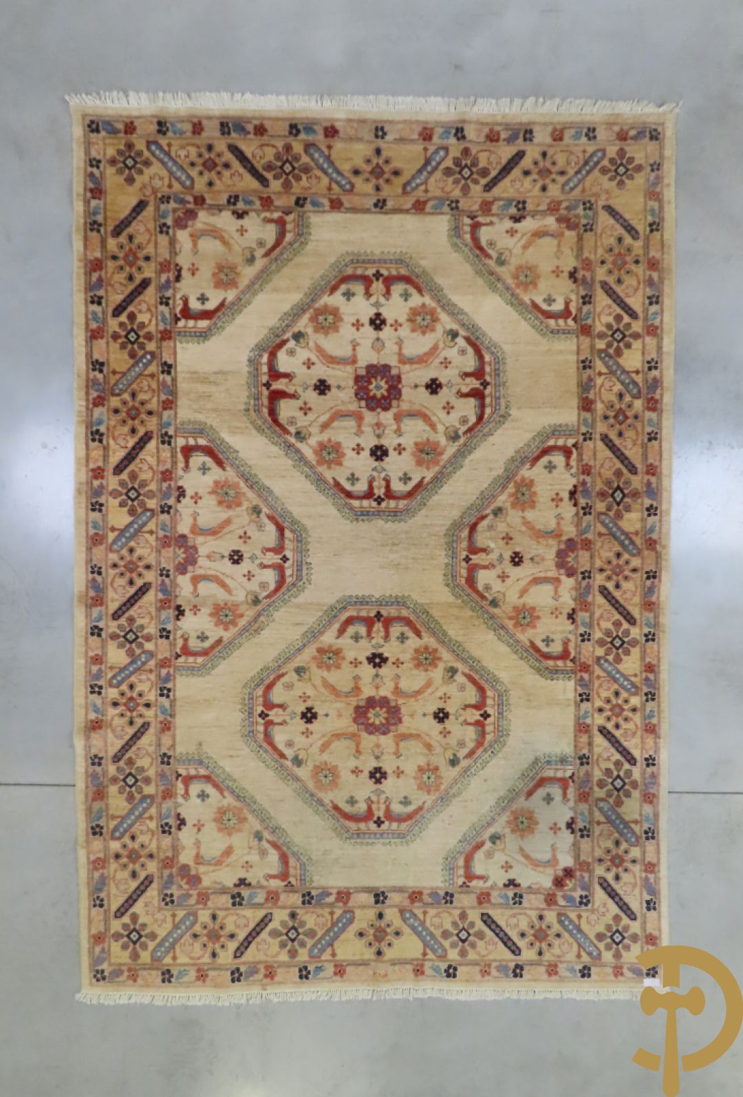 Oosters handgeknoopt tapijt met bloemen- en vogelmotieven op beige fond