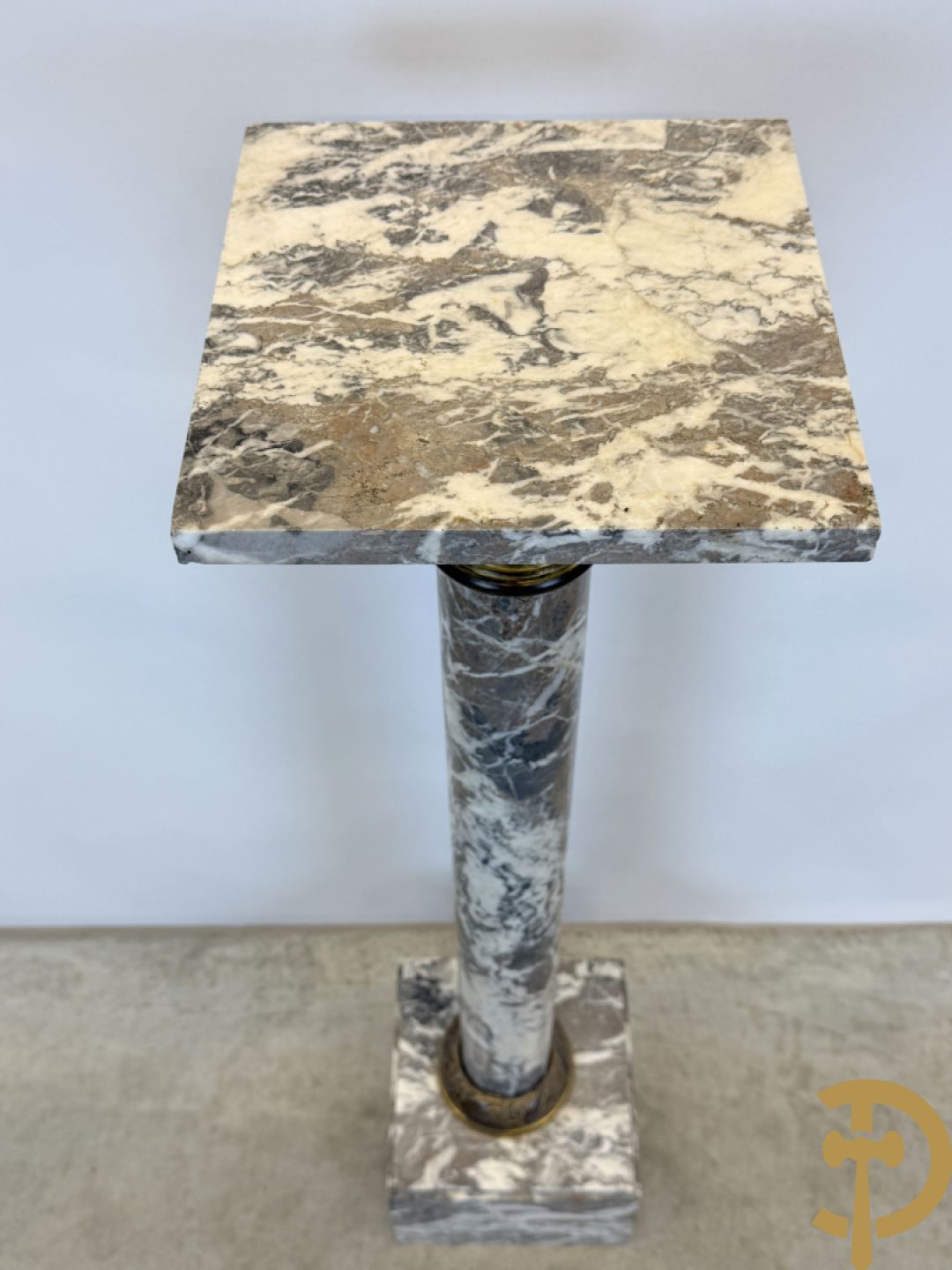 Geaderde marmeren zuil met koperbeslag