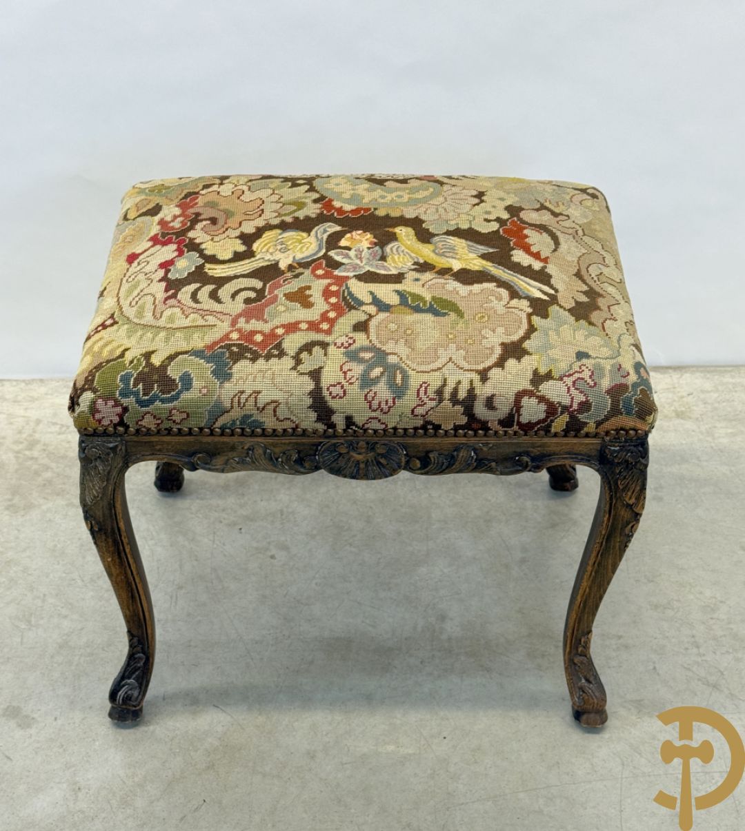 Armzetel Louis XIV met petit points + voetbankje