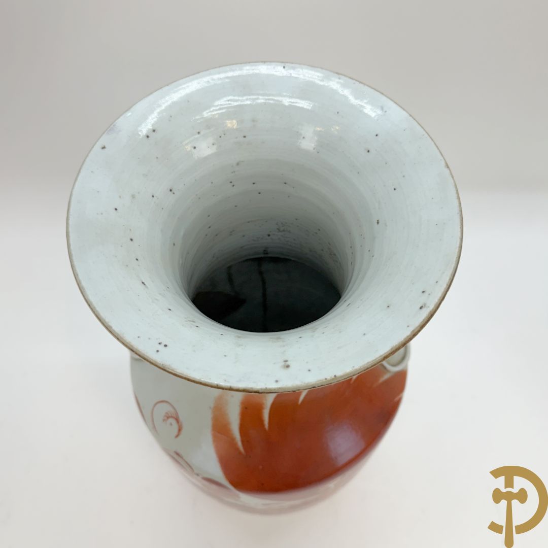 Chinese porseleinen vaas met decor van fo honden + Dekselpotiche in Chinees porselein met geanimeerd decor van dames in landschap