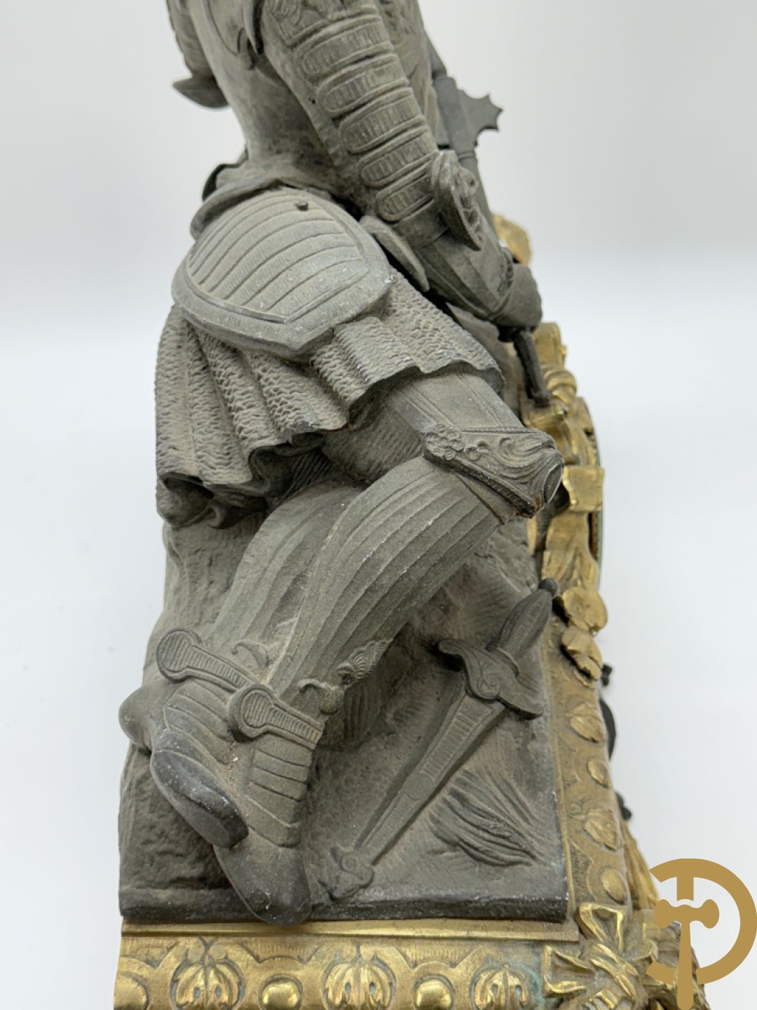 Zamak schouwstuk klok met ridder en Louis XVI motieven bezet